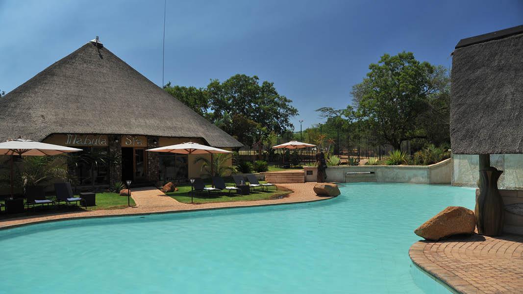 Indgang og pool p Mabula Game Lodge